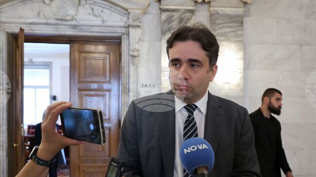 Оставката на управителя на НЗОК трябва да се гласува след освобождаването на подуправителя на Касата, каза Божидар Божанов