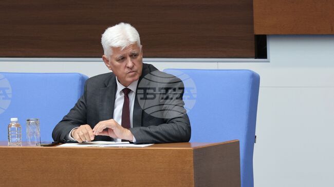 Договорът за ремонт на българския самолет Ан-30 с украинската компания „Украинмаш“ е удължен до 2 август 2026 г., каза военният министър