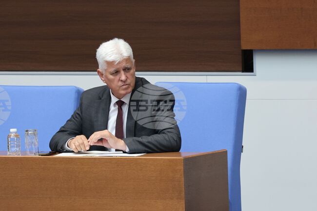 Договорът за ремонт на българския самолет Ан-30 с украинската компания „Украинмаш“ е удължен до 2 август 2026 г., каза военният министър