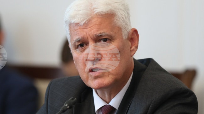 Четири от американските самолети, отпътували от летището в София, ще се върнат след 12 юни, каза министър Димитър Стоянов