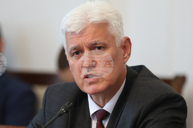 Четири от американските самолети, отпътували от летището в София, ще се върнат след 12 юни, каза министър Димитър Стоянов