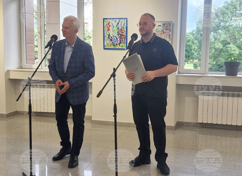 Най-важните решения често започват именно с докосване до човешката съдба, каза Александър Панайотов за изложбата „Докосване“ 