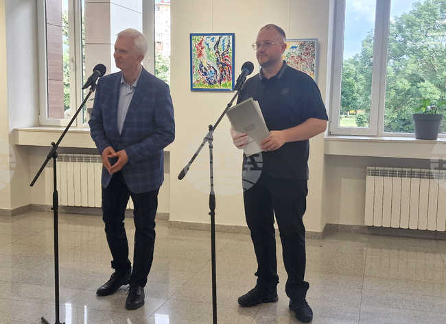 Най-важните решения често започват именно с докосване до човешката съдба, каза Александър Панайотов за изложбата „Докосване“ 