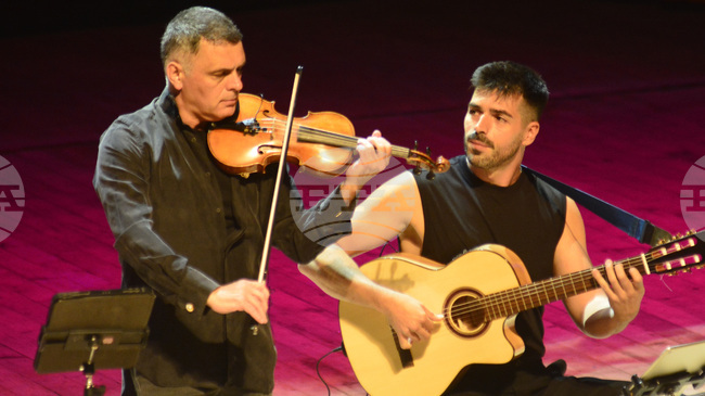 Цигуларят Васко Василев и китаристът Карлос Йаве представиха проекта си Fusion на фестивала „Варненско лято“