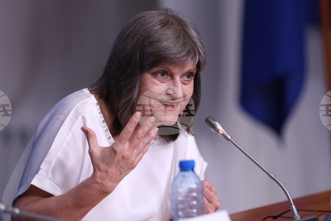 Журналистиката е връзката, която трябва да накара властите да чуят обществото, каза Къдринка Къдринова, член на СЕМ