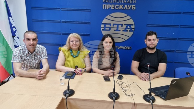 Кореспонденти и журналисти обсъдиха проблемите пред местните медии в пресклуба на БТА във Велико Търново