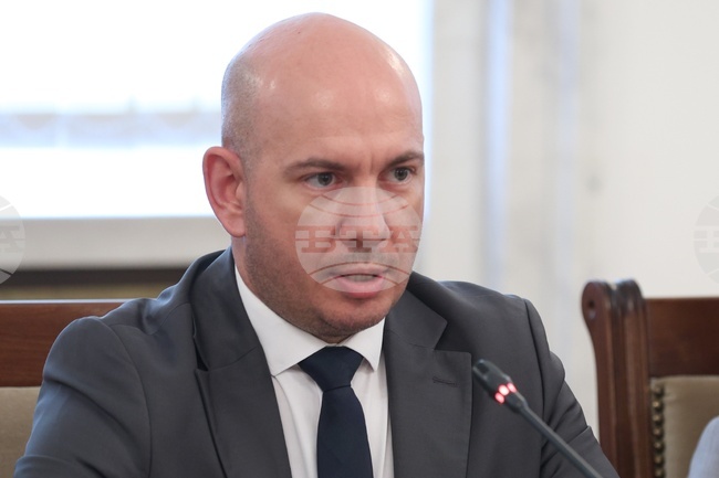 От "Възраждане" поискаха от МВнР незабавна реакция заради палежа на дипломатически автомобили на посолството ни в Скопие