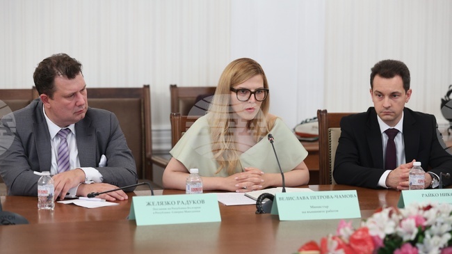 На територията на Република Северна Македония няма възможност за медицинско лечение на Ива Михайлова, заяви министърът Велислава Петрова