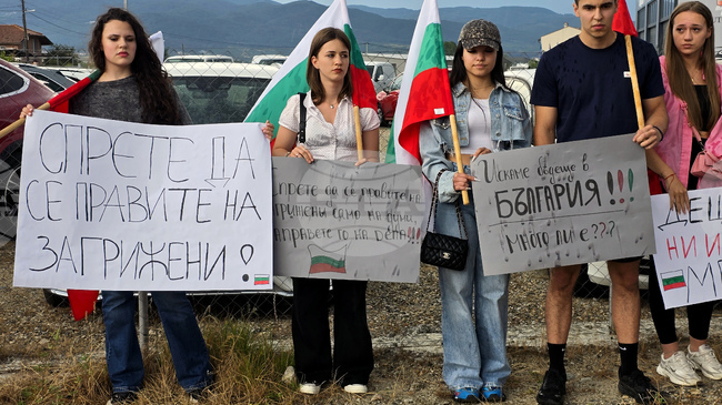 Ученици и учители почетоха с шествие паметта на загиналия край Гоце Делчев 19-годишен Крум Серафимов