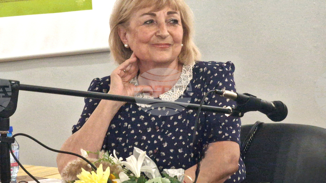 Писателката Вивиана Асса представи новата си книга „Аврамовия мост" в родния Бургас
