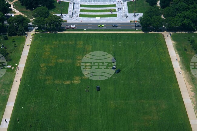 APTOPIX Lincoln Memorial Reflecting Pool