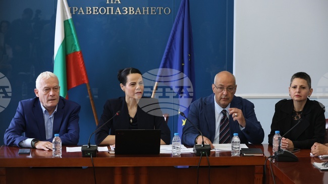 Заплатите на директорите на някои държавни болници значително надвишават тези на ръководните държавни служители, каза министър Катя Ивкова