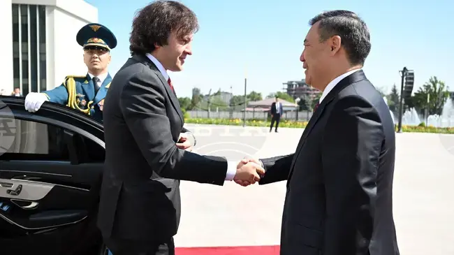 КАБАР: Грузинският премиер пристигна в президентството на Киргизстан