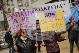 Работещи в Държавна агенция "Архиви" - протест