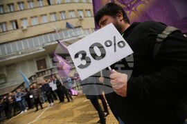 Работещи в Държавна агенция "Архиви" - протест