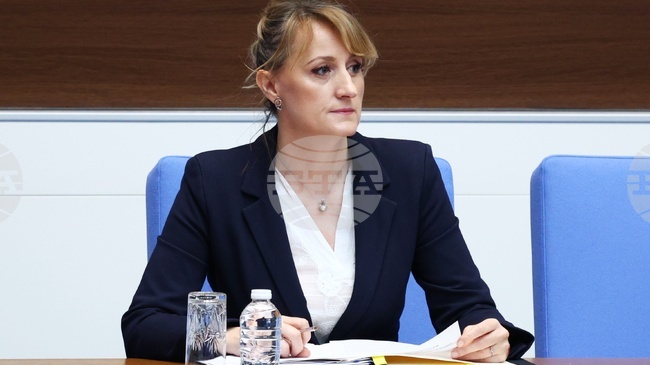 Наложената принудителна административна мярка на ТЕЦ „Бобов дол“ към настоящия момент не се отменя, каза министър Росица Карамфилова