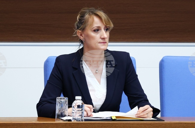 Наложената принудителна административна мярка на ТЕЦ „Бобов дол“ към настоящия момент не се отменя, каза министър Росица Карамфилова