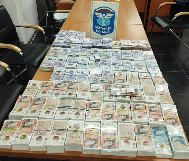 Агенция „Митници“: Недекларирана валута за над 470 000 лева откриха митническите служители на МП Капитан Андреево