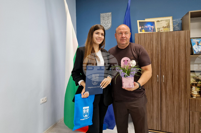 Кметът на Костенец Йордан Ангелов награди ученичката Кристина Атанасова, класирала се на трето място в национален конкурс за есе