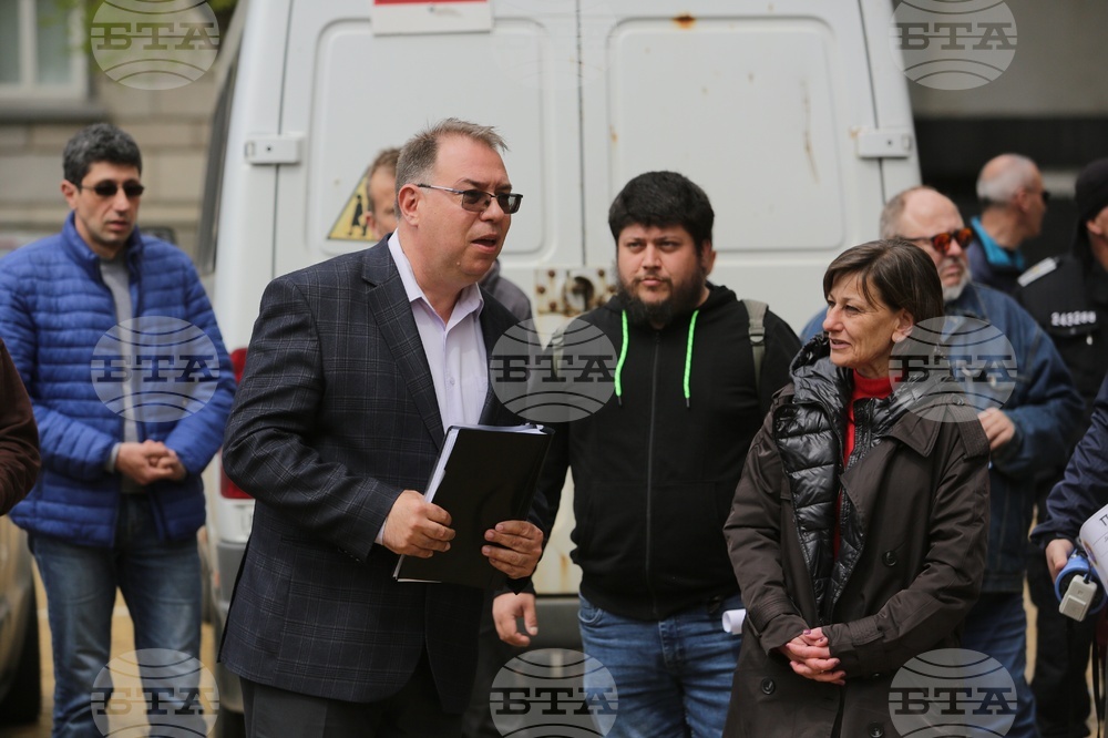 Работещи в Държавна агенция "Архиви" - протест
