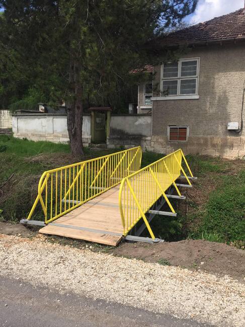 Община Разград: ОП“Паркстрой“ възстанови моста към Пенсионерския клуб в село Побит камък