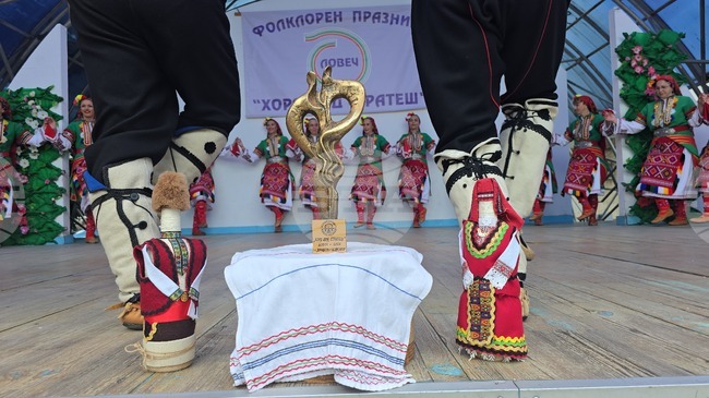 За петнадесета поредна година фестивалът „Хоро под „Стратеш“ събра в Ловеч любители на народното творчество от цялата страна