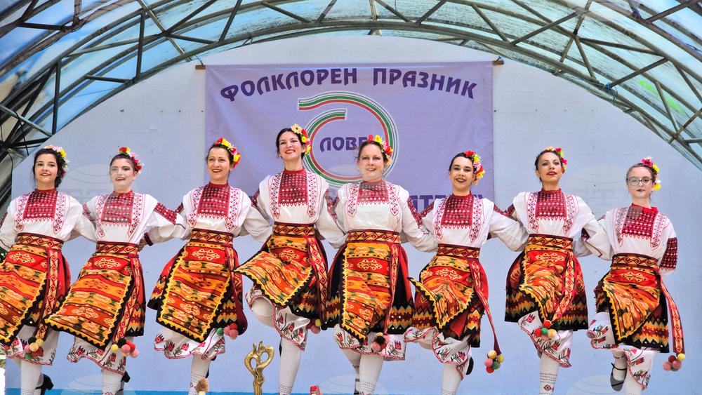 Ловеч - „Хоро под Стратеш“