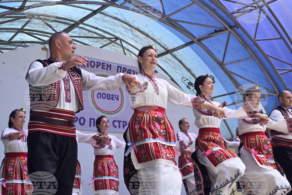 Ловеч - „Хоро под Стратеш“