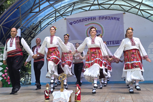 Ловеч - „Хоро под Стратеш“
