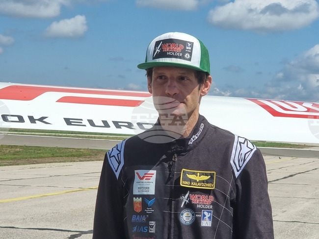 Attempt at New World Record at Gorna Oryahovitsa Airport Draws Thousands of Aviation Enthusiasts