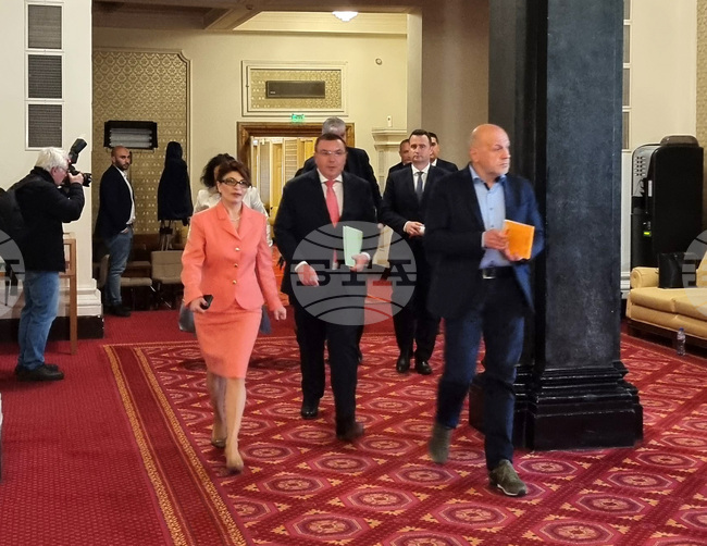 ГЕРБ-СДС и "Продължаваме промяната-Демократична България" разговарят в Огледална зала на парламента