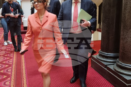 ГЕРБ-СДС и "Продължаваме промяната-Демократична България" разговарят в Огледална зала на парламента