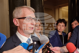 ГЕРБ-СДС и "Продължаваме промяната-Демократична България" разговарят в Огледална зала на парламента