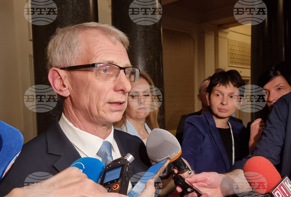 ГЕРБ-СДС и "Продължаваме промяната-Демократична България" разговарят в Огледална зала на парламента