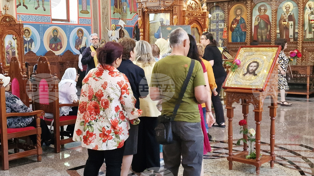 Шумен - храм „Свети Три Светители“ - неделна служба