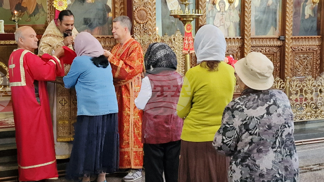 Църквата почита днес всички знайни и незнайни праведници, просияли по нашите земи, каза отец Иван в шуменския храм "Св. Три Светители"