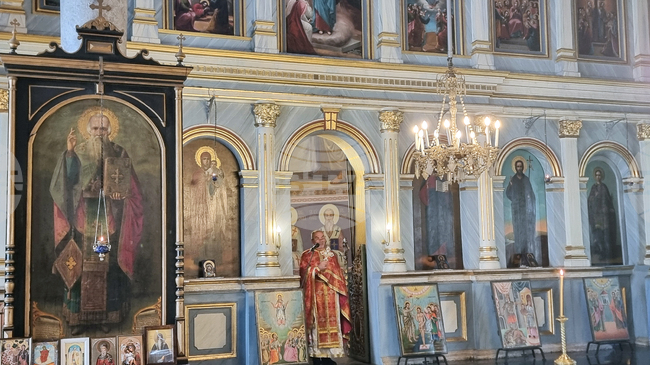 Към българските светии, които почитаме днес, трябва да се обръщаме като към родни братя и сестри, каза плевенският свещеник отец Йордан