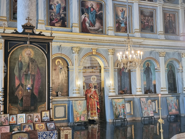 Към българските светии, които почитаме днес, трябва да се обръщаме като към родни братя и сестри, каза плевенският свещеник отец Йордан