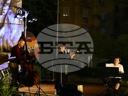 Вики Алмазиду пя за първи път като професионален артист в родния си Димитровград