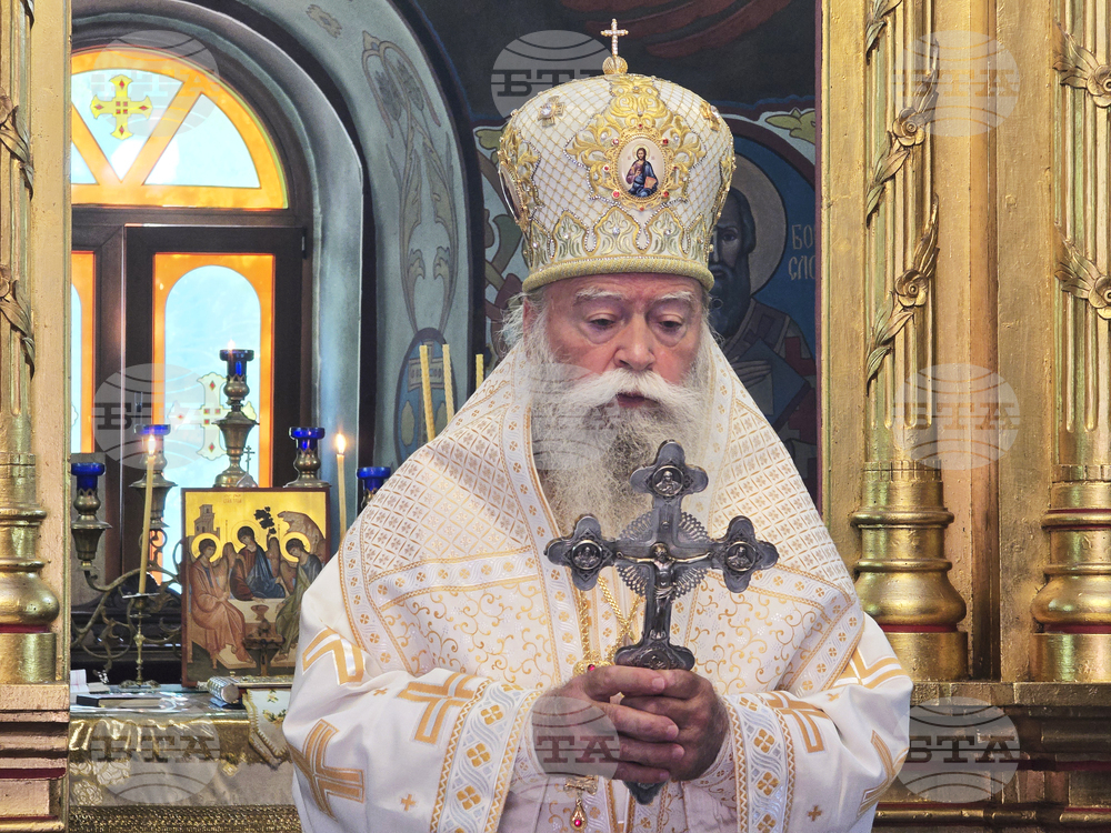 Ловеч - митрополит Гавриил - литургия