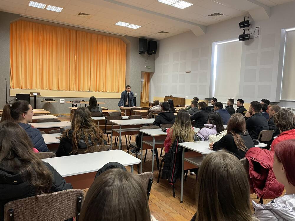 Община Ловеч: Прокурор проведе час по гражданско образование в Езиковата гимназия в Ловеч