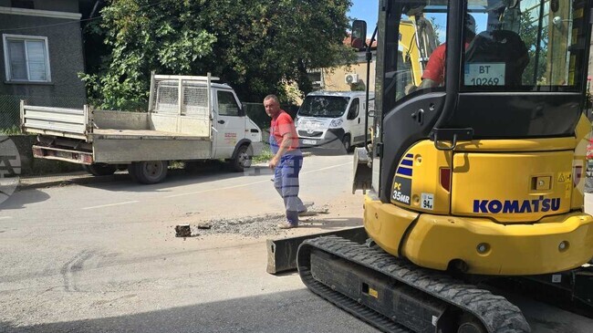 Започнаха аварийни дейности по подмяна на водопровода на улица в Свищов