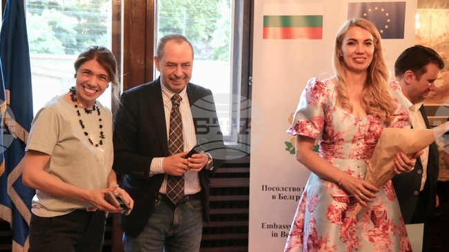 На церемония в българската резиденция в Белград учениците от неделното училище "Любен Каравелов" получиха дипломи за края на учебната година 