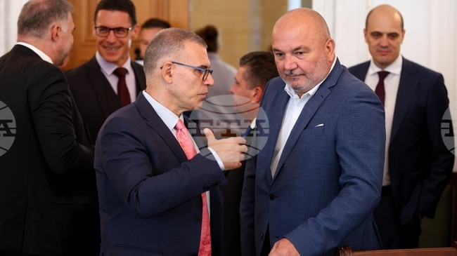 Трябва да се вземе дълг тази година, защото трябва да се покрива дефицитът, смята председателят на Фискалния съвет Симеон Дянков 