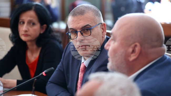 Не само България, а всички държави в ЕС се сблъскват рано или късно с темата за консолидация на фиска, коментира председателят на Фискалния съвет Симеон Дянков