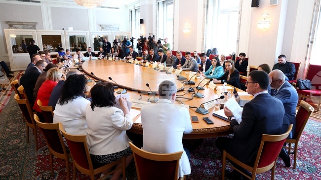 Budget Committee Approves Higher Debt Ceiling of EUR 3.8 Bln; CC and DB Slam This Move