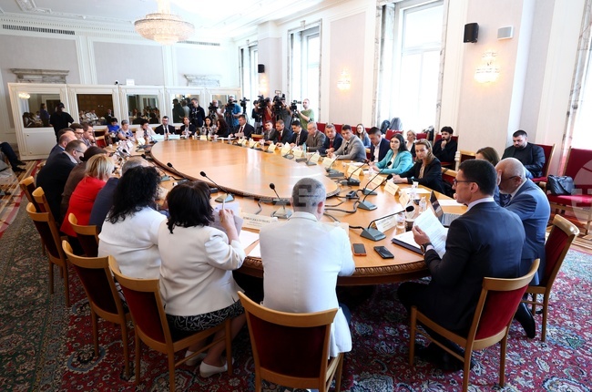 Budget Committee Approves Higher Debt Ceiling of EUR 3.8 Bln; CC and DB Slam This Move