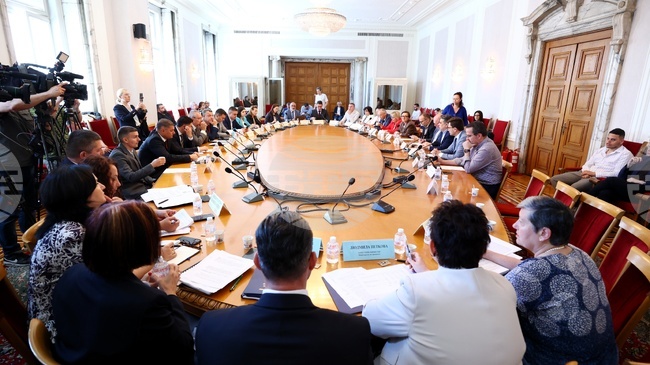 Budget Committee Approves Raising of Government Debt Ceiling to EUR 3.8 Bln on Second Reading