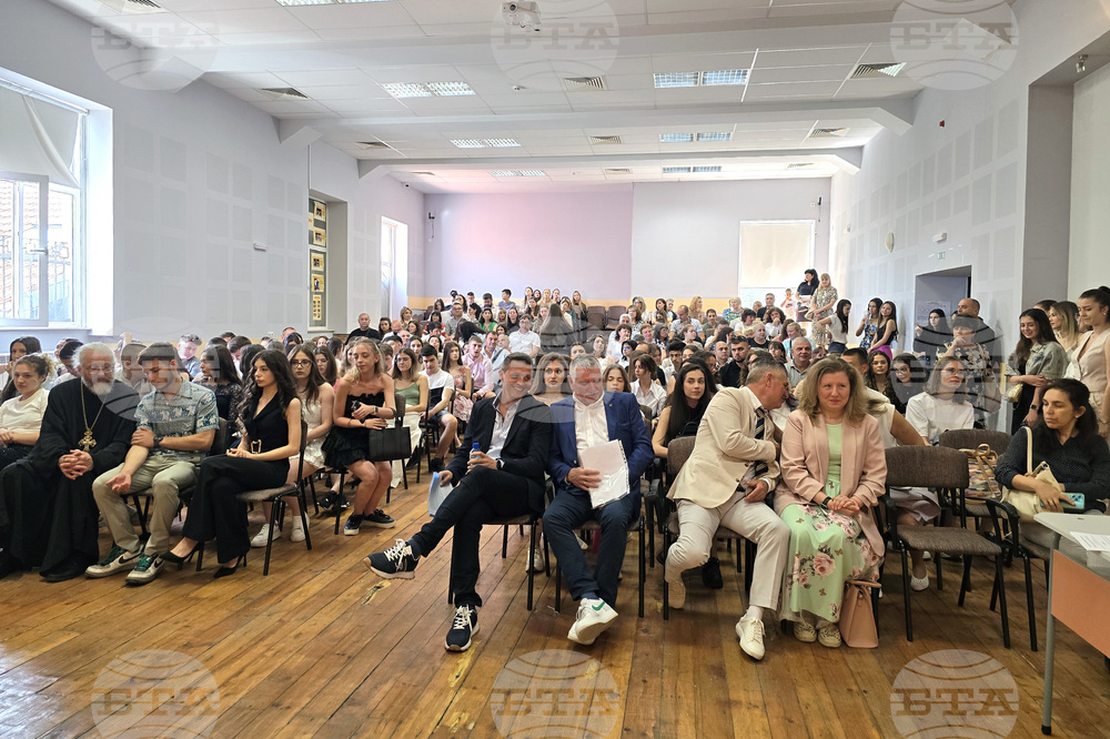 Ловеч - Езикова гимназия - връчване на дипломи