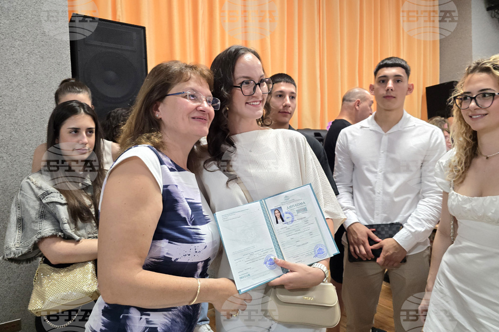 Ловеч - Езикова гимназия - връчване на дипломи